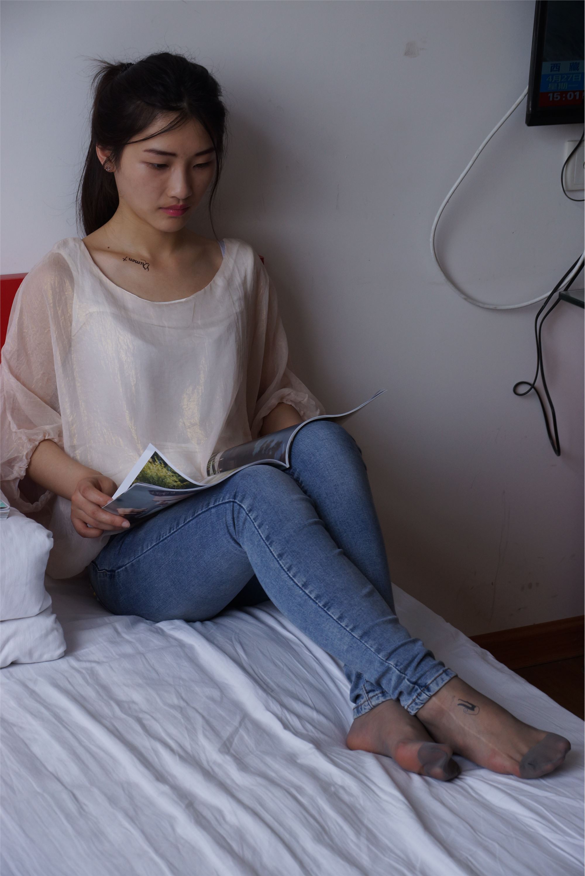 自由摄影 No.005 惬意的周末经典短灰丝陪你看看书